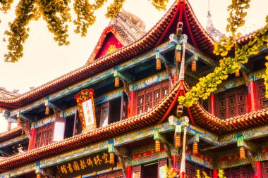 Chengdu, Çin - 29 Kasım 2009: Renkli ve dekorasyon dolu bir tapınak kompleksinin giriş kapısı