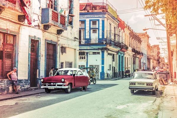 Havana Cuba July 2018 Звичайний Вид Вулицю Вінтажними Автомобілями Фотографія — стокове фото