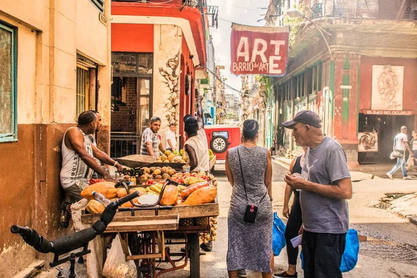 Havana Cuba Julho 2018 Vendedores Ambulantes Carrinhos Por Toda Parte — Fotografia de Stock