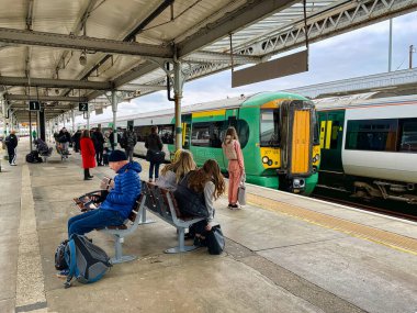 Bognor regis, Birleşik Krallık - Mart 06 2022: Birçok yolcu bir İngiliz tren platformunda kalkış için bekliyor