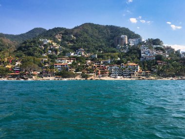 Puerto Vallarta, Meksika - 5 Şubat 2017: Pasifik Okyanusu kıyısındaki körfezde tatil villaları ve tatil beldeleri olan tepe manzarası