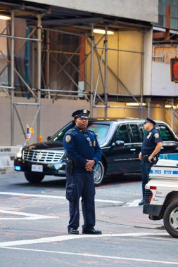 New York, ABD - 21 Eylül 2009: VIP diplomatik araçlar bir polis tarafından engellenmiş bir kavşağın üzerinden geçiyor