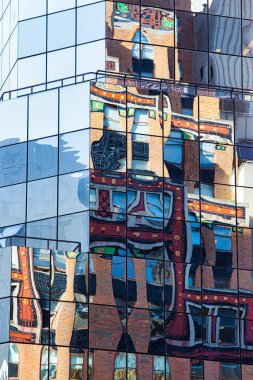 New York, ABD - 21 Eylül 2009: Şehir merkezindeki bir gökdelenin camlı cephesine tarihi bir bina yansıtıldı