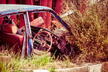 Yeni Zelanda, Rotorua - 28 Eylül 2009: Birisi arabasını arka bahçede bıraktı ve araba hurdaya dönüştü