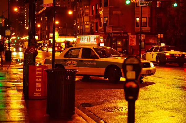 美国芝加哥 2009年9月20日 在市中心一个多雾 潮湿的夜晚 一辆出租车和背灯亮了起来 — 图库照片