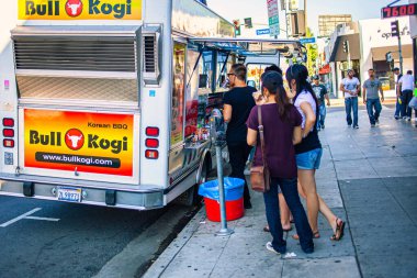 Los Angeles, ABD - 24 Ekim 2009: Kore barbekü yemeği olan bir yemek kamyonu kaldırım boyunca aç müşterilere hizmet veriyor