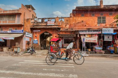Jaipur, Hindistan - 16 Eylül 2011: yoksulluk içinde Japonya Hindistan 'da bisiklet riksja taksi süren bir adam