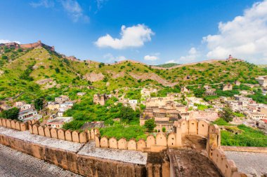 Jaipur, Hindistan - 16 Eylül 2011: Jaigarh Kalesi 'ndeki UNESCO dünya mirası alanını çevreleyen askeri duvarlardan panoramik bir manzara