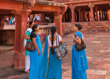 Agra, Hindistan - 17 Eylül 2011: Geleneksel sari giymiş bir grup Hintli kadın Agra yakınlarındaki bir sarayı ziyaret ediyor