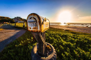 Bodega Körfezi, Amerika Birleşik Devletleri - 12 Kasım 2011: Kaliforniya kırsalında Pasifik kıyısı yakınlarında paslanmış eski bir antika metal posta kutusu