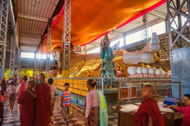 Bago, Myanmar - 02 Aralık 2012: Arkaya uzanan ünlü Buda ve Budist keşişlerin iç mekanı