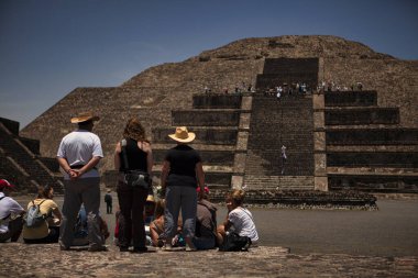 Mexico City, Mexico - 27 Nisan 2010: UNESCO dünya mirası piramitleri Teotihuacan 'ın Maya öncesi dönemini ziyaret eden pek çok turist