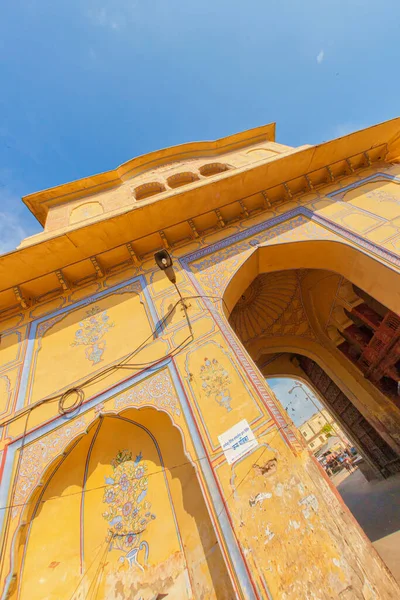 Jaipur Índia Setembro 2011 Portão Histórico Amarelo Pintado Decorado Cidade — Fotografia de Stock