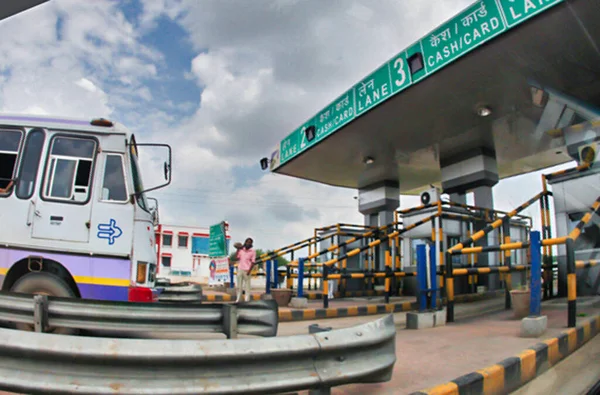 New Delhi India September Bus Arriving India Toll Station Road — Stock Photo, Image