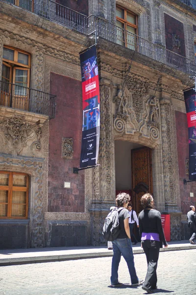 멕시코 멕시코 2010 관광객들 거리에서 역사적 건물들을 둘러보고 — 스톡 사진