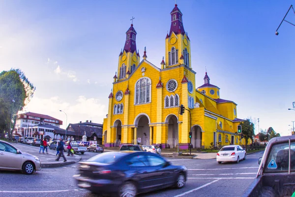 卡斯特罗 2014年11月8日 智利奇洛镇中心一座彩绘教堂 塔楼层次分明 — 图库照片