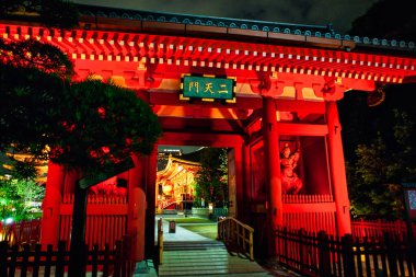 Tokyo, Japonya - 25 Kasım 2012: Senso ji Asakusa 'da en çok ziyaret edilen dini manzaralardan biridir, gündüz bile kalabalık olduğu için, ziyaret etmek için en iyi zaman akşam vaktidir.