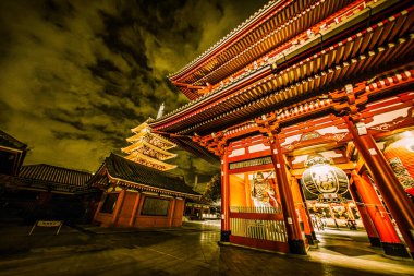 Tokyo, Japonya - 25 Kasım 2012: Senso ji Asakusa 'da en çok ziyaret edilen dini manzaralardan biridir, gündüz bile kalabalık olduğu için, ziyaret etmek için en iyi zaman akşam vaktidir.