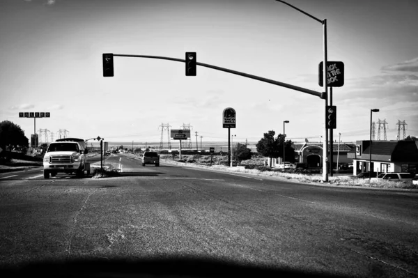カリフォルニア州 4月18 2011 車は信号機との交差点で赤い光を待っています — ストック写真