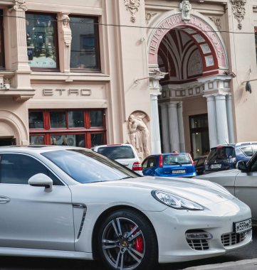 Moskova, Rusya - 10 Eylül 2010: Pahalı ve modern bir spor araba klasik Moskova caddesinde park edilmiştir. Eski ve yeni, fakir ve zengin arasındaki zıtlığı göstermektedir.