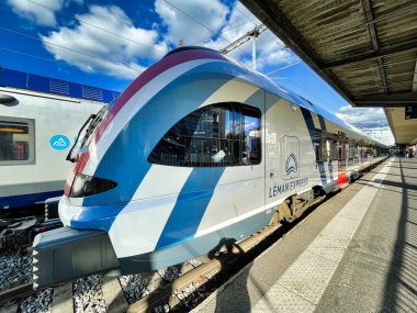 Annecy, Fransa - 22 Ekim 2021: Cenevre 'yi bölgesel bir istasyona bağlayan yeni bir İsviçre RER treni