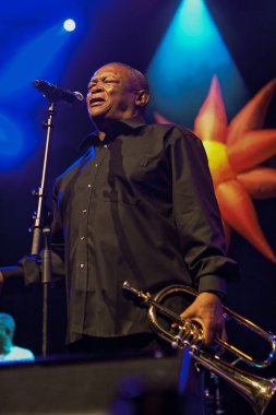 Lahey, Hollanda - 23 Mayıs 2009: Yaşlı bir Afro-Amerikan vatandaşı konser sırasında şarkı söylüyor