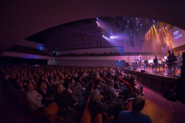 Lahey, Hollanda - 21 Mayıs 2009: El Jarreau 'nun büyük bir müzik salonunda dinleyen ve eğlenen seyirci