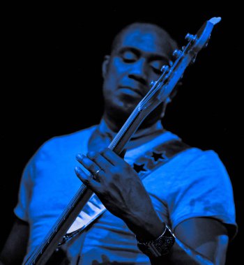 Lahey, Hollanda - 21 Mayıs 2009: Gıcır gıcır yeni heavy band üyesi Andrew Levy bas gitar ile konser verdi