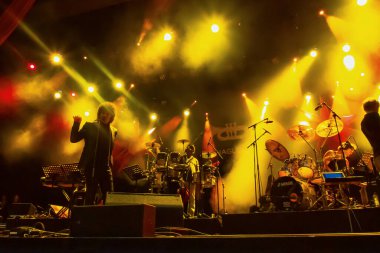 Lahey, Hollanda - 12 Haziran 2010: Müzikholdeki bir konser sırasında müzisyenler için sahneye bir ayak kontrollü ses anahtarı yerleştirildi