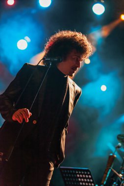 Lahey, Hollanda - 12 Haziran 2010: Müzikholdeki bir konser sırasında müzisyenler için sahneye bir ayak kontrollü ses anahtarı yerleştirildi