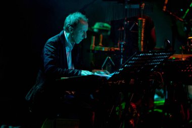 Lahey, Hollanda - 12 Haziran 2010: Müzikholdeki bir konser sırasında müzisyenler için sahneye bir ayak kontrollü ses anahtarı yerleştirildi