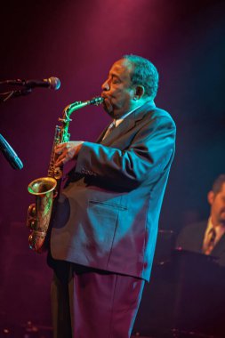 Lahey, Hollanda - 12 Haziran 2010: Bir müzik festivali sırasında sahneye çıkan Afro-Amerikan saksafoncu bir müzisyen