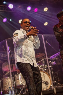 Lahey, Hollanda - 12 Haziran 2010: Kool ve çete şarkıcısı bir müzik festivali sırasında bir konser verirken güneş gözlükleriyle sahnede