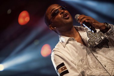 Lahey, Hollanda - 12 Haziran 2010: Kool ve çete şarkıcısı bir müzik festivali sırasında bir konser verirken güneş gözlükleriyle sahnede