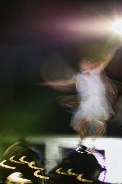 Lahey, Hollanda - 12 Mart 2008: bir dansçı sahnede dönüş dansı yapıyor ve hareketini daha da güçlendiriyor.