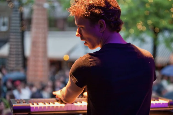 Гаага Нидерланды Мая 2009 Года Музыкант Играющий Клавишных Сцене Открытым — стоковое фото