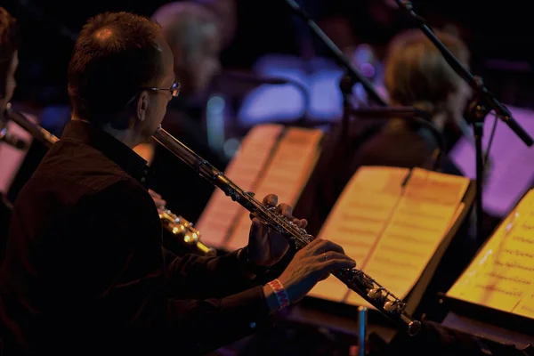 Гаага Нидерланды Мая 2009 Года Музыкант Поперечной Флейты Оркестре Сцене — стоковое фото