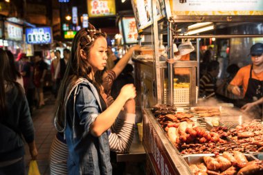 Taipei, Tayvan - 30 Kasım 2016: Taipei 'nin yoğun gece hayatı. Yiyecek standı gece pazarlarından birinde..