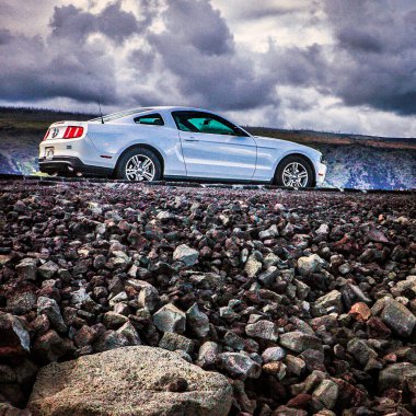 Hawaii, ABD - 07 Eylül 2012: Beyaz bir mustang yakın zamanda bir lav tarlasının içinden geçerken yüksek kontrastlı.