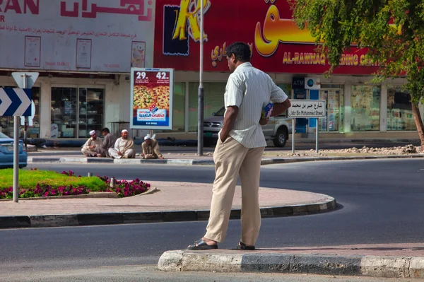 カタールのドーハ 2010年1月26日 金曜日の礼拝中にゲスト労働者がオフになっていて 通りで待っているか クリケットをプレイ — ストック写真