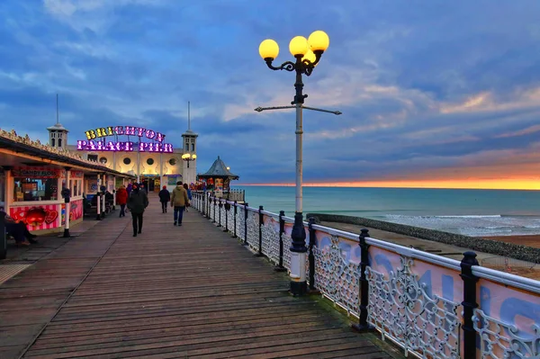 Brighton Velká Británie Březen 2022 Lidé Chodí Historickém Molu Anglického — Stock fotografie