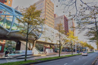 Den Haag, Hollanda - 03 Kasım 2021: Yeni inşa edilen bir ofis bölgesinde metro veya köprü üzerindeki modern altyapı