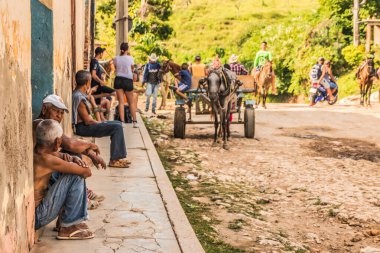 Trinidad, Küba - 15 Temmuz 2018: 18. yüzyılda hala taş kaldırımlı caddeleri olan eski bir İspanyol sömürge kasabası. Ana ulaşım modu zayıf beslenmiş atlar.
