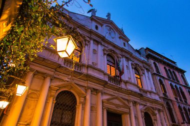 Venedik, İtalya - 16 Şubat 2016: Turistler yokken Venedik ziyareti. Sadece birkaç hizmet ve bina açık..