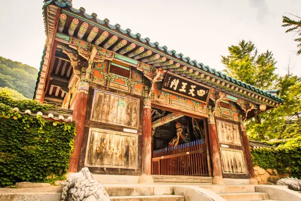 2015年6月8日 束草市 木の装飾で作られた印象的な寺院のアーチ Seoraksanは韓国で最も有名な国立公園の1つです — ストック写真