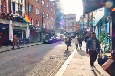 Londra, Birleşik Krallık - 6 Mart 2022: SOHO mahallesinde kaldırımda birçok modern insan ile cadde meşgul