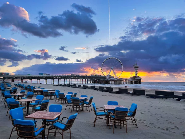 2022年4月2日 一个码头上的摩天轮 有海滩 大海和日落 — 图库照片