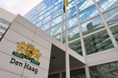 Den Haag, Hollanda - 03 Kasım 2021: belediye binasının bulunduğu modern beyaz ve cam mimari binanın dışı