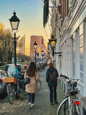 Lahey, Hollanda - 16 Aralık 2021: İnsanlar tarihi binalardan geçerek 