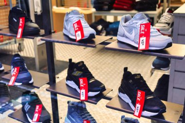 Lahey, Hollanda - 3 Ocak 2022: farklı ürünler indirimde ve bu spor ayakkabı mağazasının vitrininin arkasında sergileniyor